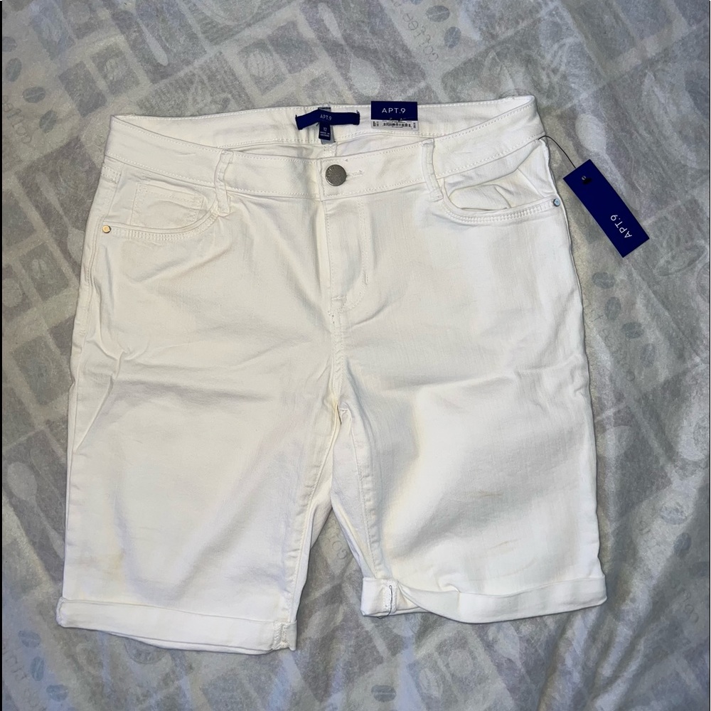 Apt. 9 Woman’s white Bermuda shorts